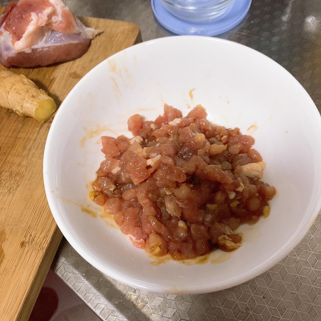 过年餐桌上必备的一道菜，翡翠白玉卷