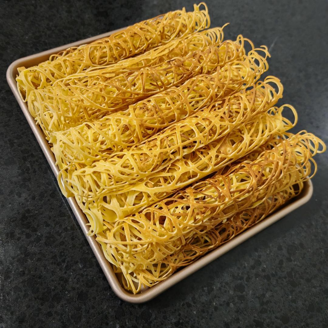 在锅里画一画，就变成了好吃的玉米脆脆卷