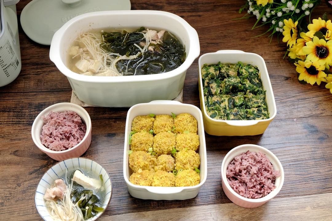 海带豆腐金针菇瘦肉汤+小米蒸肉丸+菠菜蛋羹【4月北鼎蒸炖锅食谱】的做法