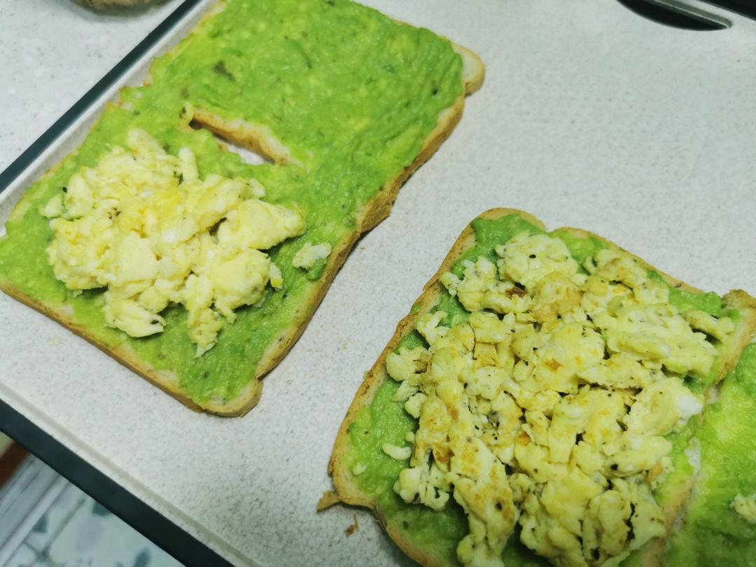 滑蛋牛油果吐司