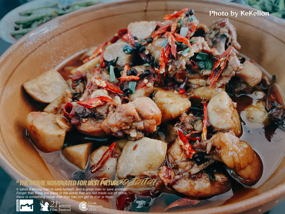 厨师长教你：“芋儿烧鸡”的做法，芋头香糯软烂，鸡肉细嫩脱骨