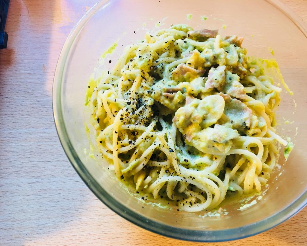 小清新牛油果火腿意面