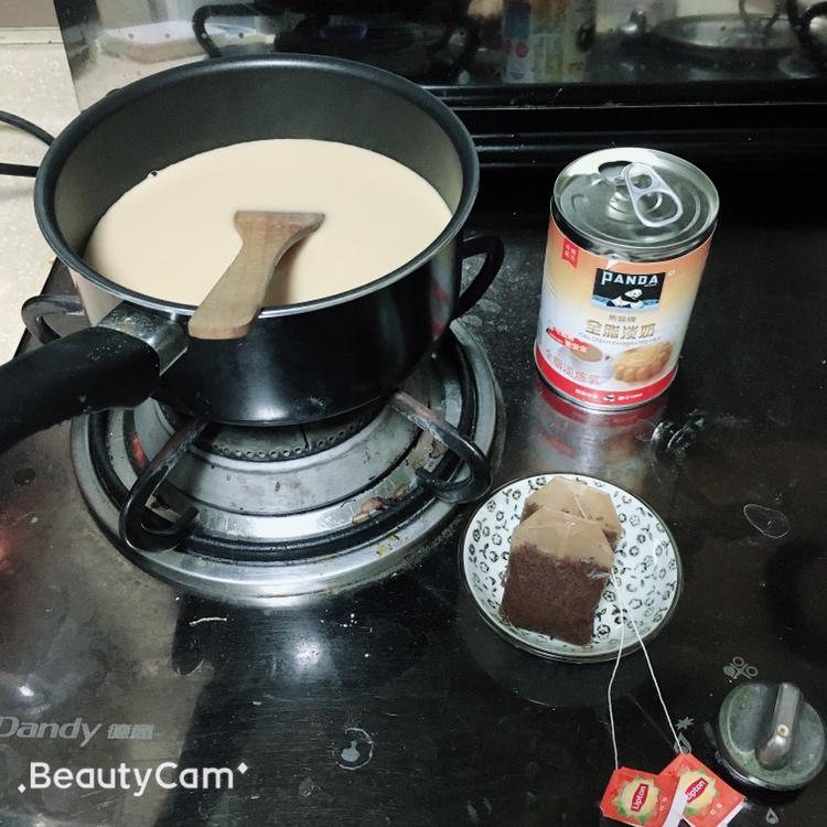 最简单的港式奶茶怎么做？四个步骤就搞定。