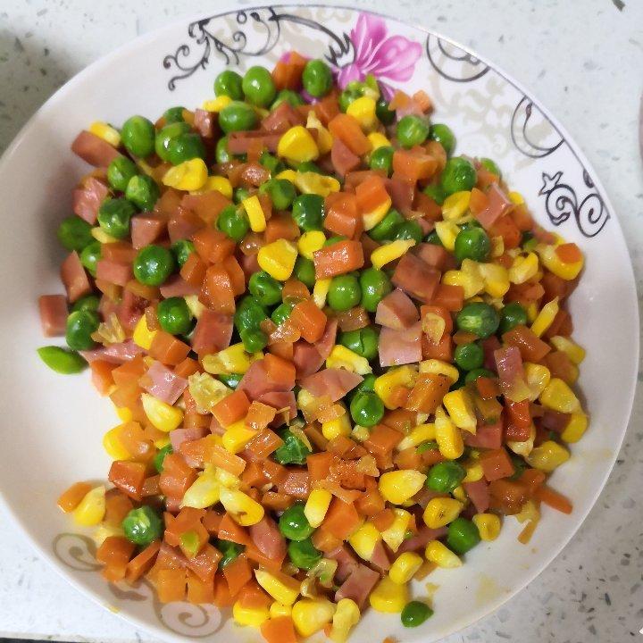 炒四丁（肉丁、豌豆、胡萝卜丁、玉米粒）
