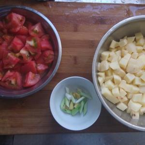 番茄丸子炖土豆的做法 步骤1