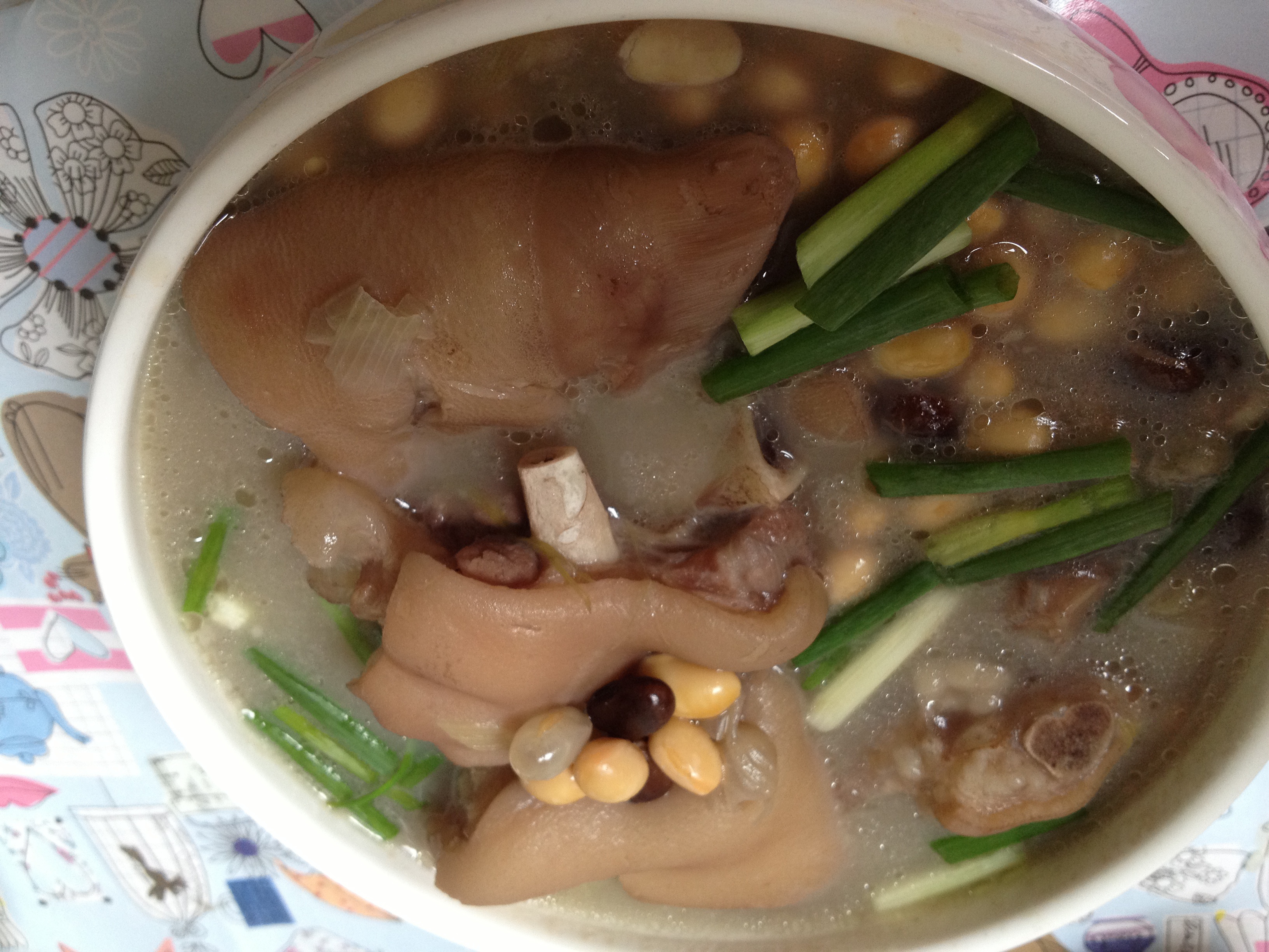 黄豆花生猪脚汤