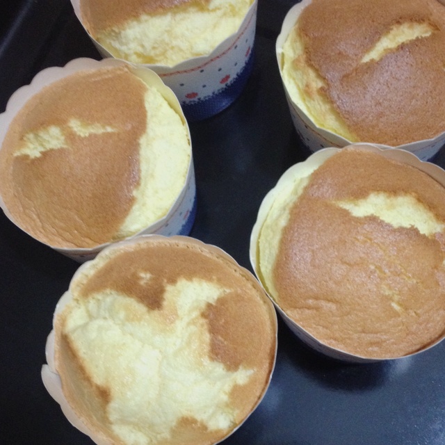 zsemma做的材料超简单的鸡蛋牛奶纸杯蛋糕