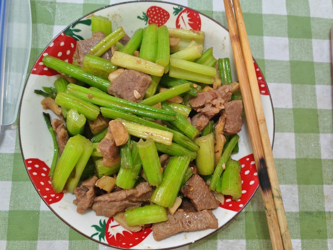 好吃到邻居敲门蹭饭的芹菜炒牛肉！