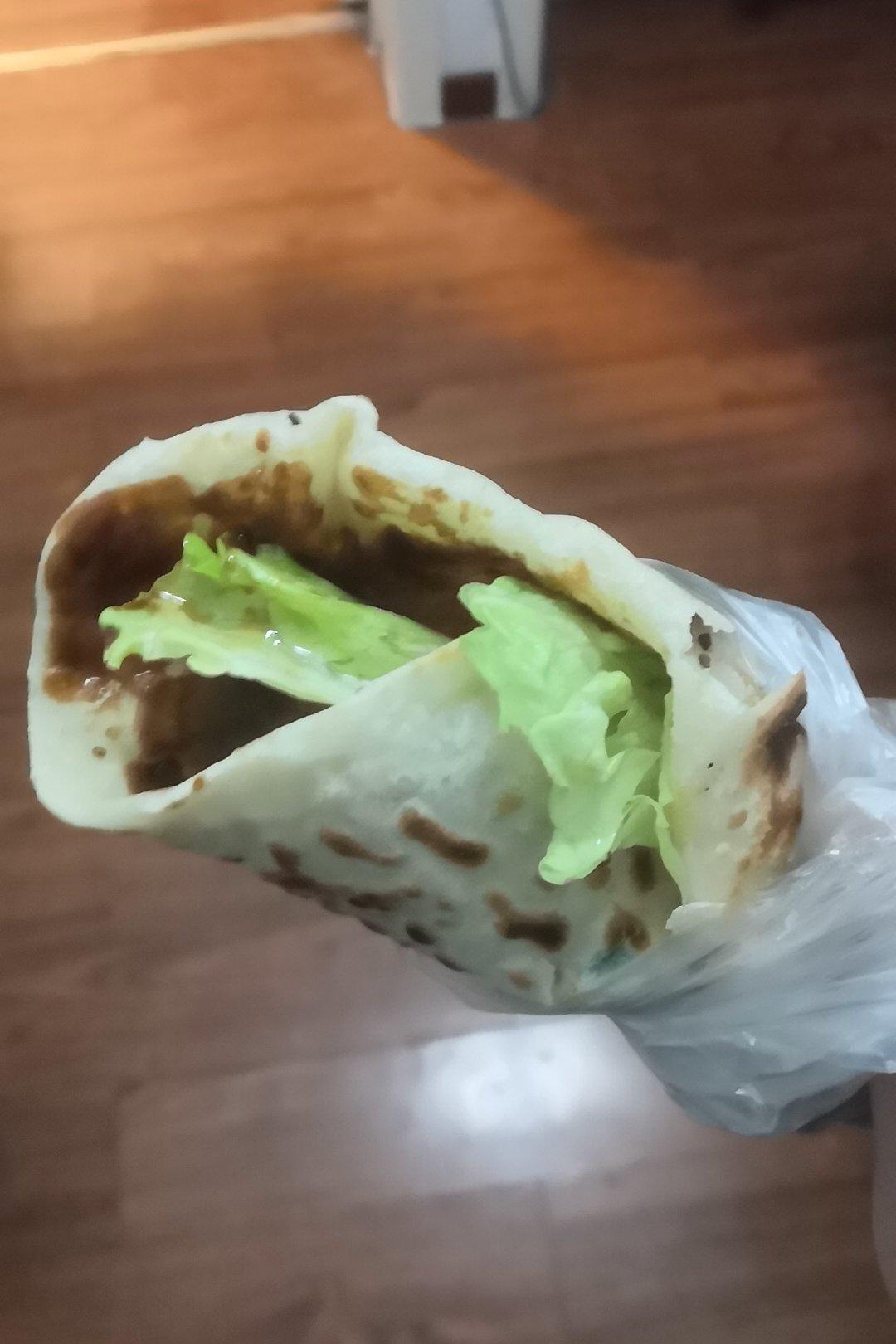 鼓大泡的鸡蛋灌饼(附煎饼酱做法)