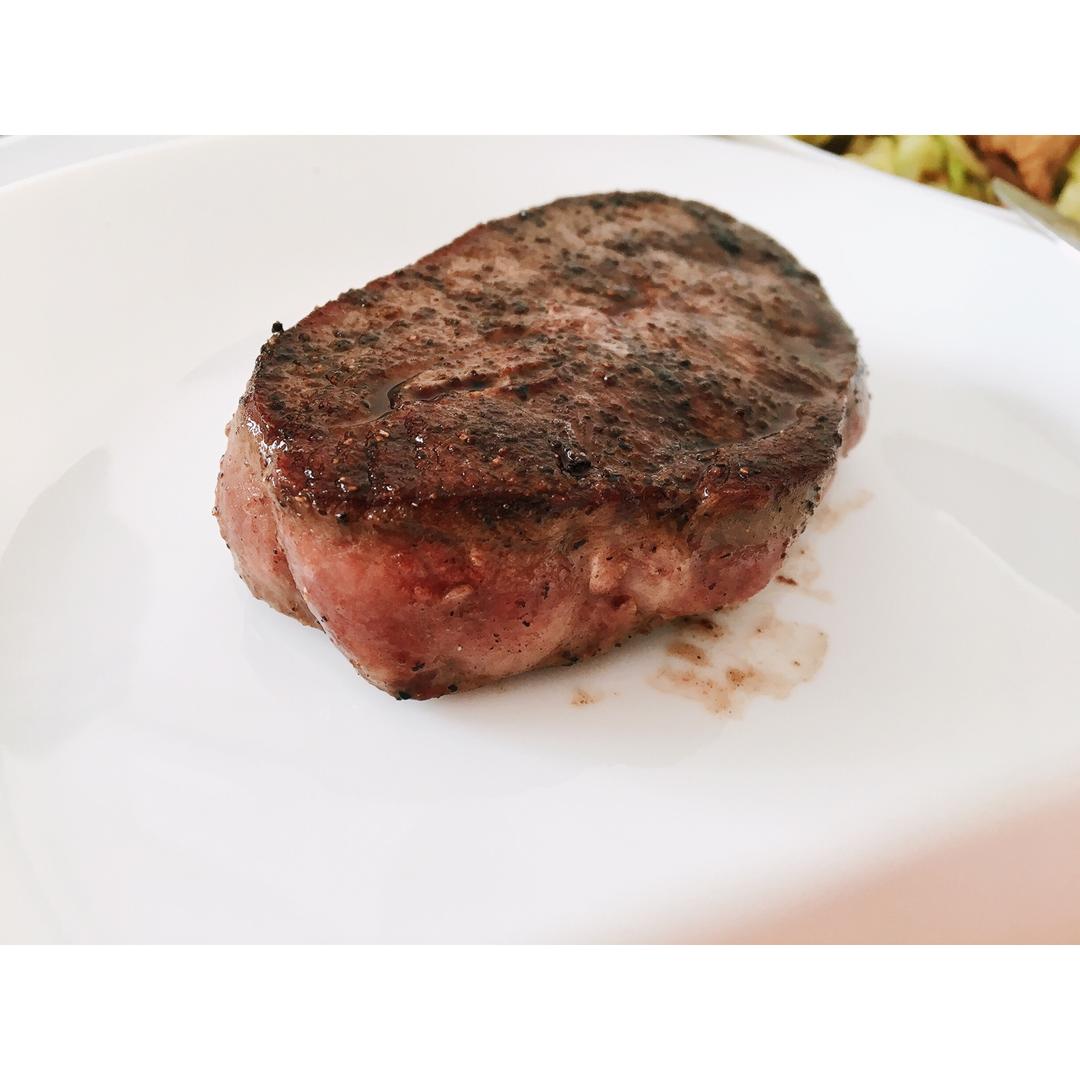 四分钟煎好一块鲜嫩多汁的牛排
