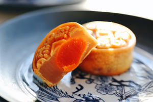 饼店老师傅的传统广式莲蓉蛋黄月饼的做法 步骤21