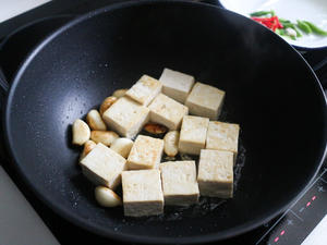 炒蒜香杂菇豆腐的做法 步骤4