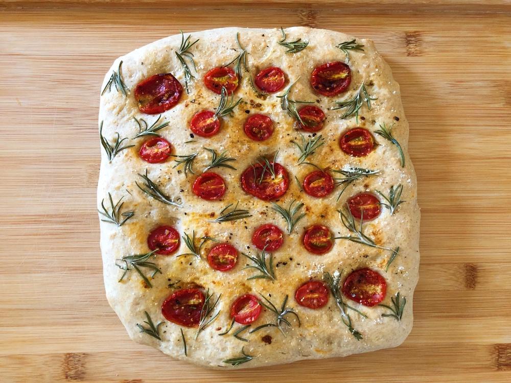 迷迭香番茄青豆佛卡夏Focaccia layered with rosemary tomatoes&peas——北鼎烤箱食谱
