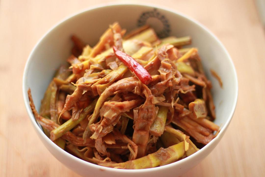 立夏一到,宁波人喜欢将买来的乌笋剥壳并拍裂成扁形,切成4厘米小段后