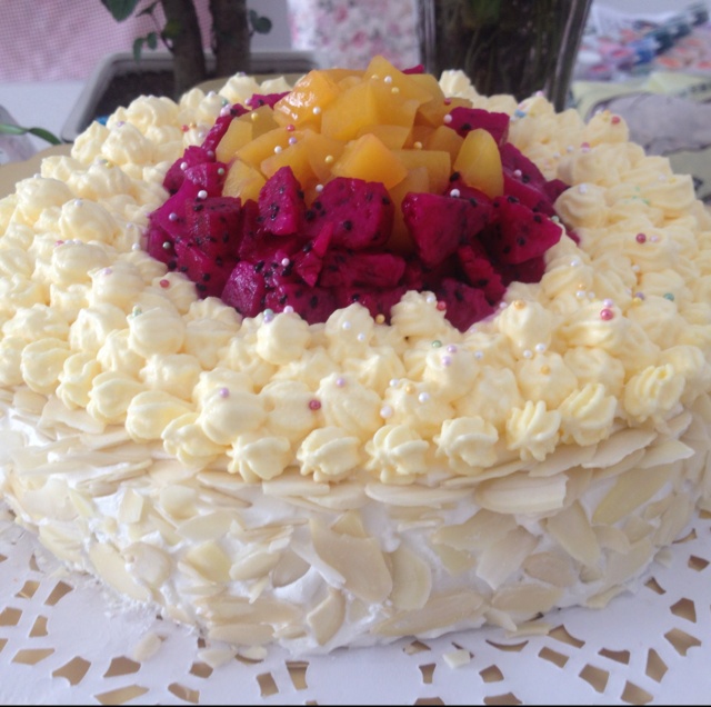 鲜奶双拼水果蛋糕