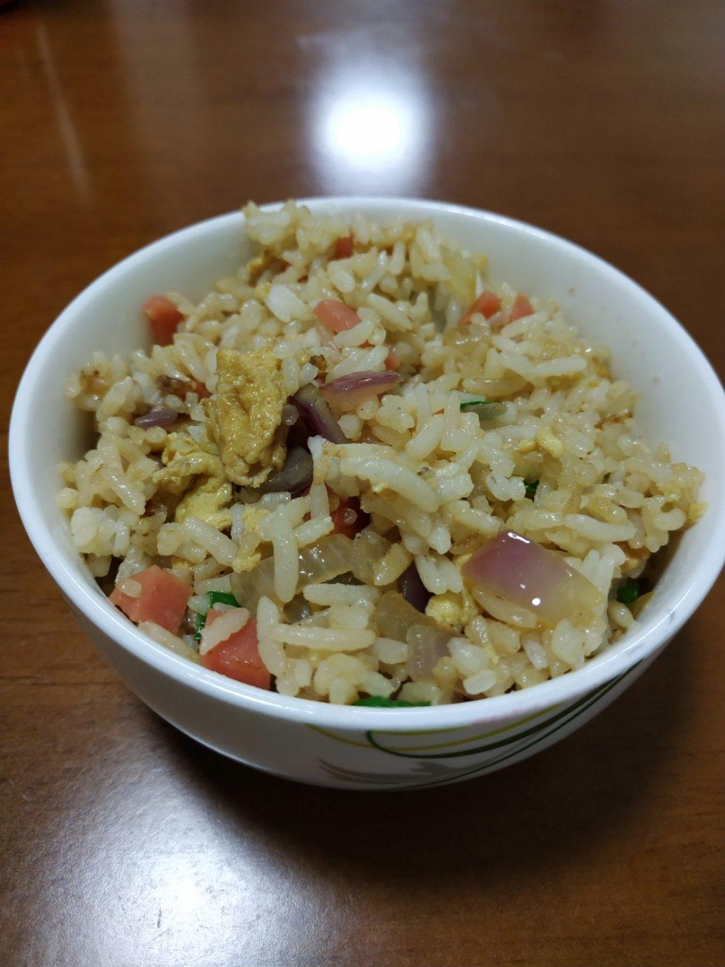 懒人，洋葱鸡蛋炒饭（好吃到爆！！！！）