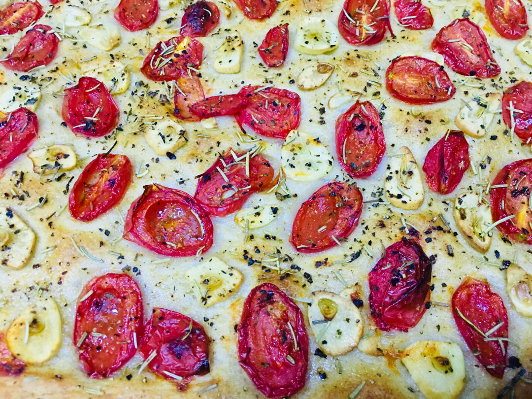 迷迭香番茄青豆佛卡夏Focaccia layered with rosemary tomatoes&peas——北鼎烤箱食谱