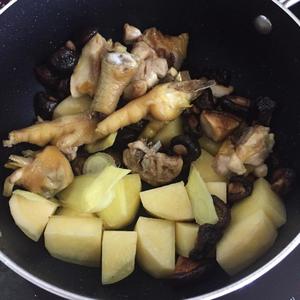 土豆香菇鸡腿饭的做法 步骤5