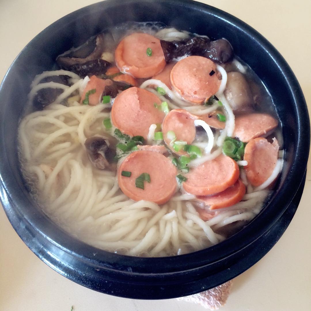 三鲜砂锅米线