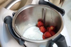 健身完最爱—草莓酸奶昔的做法 步骤2