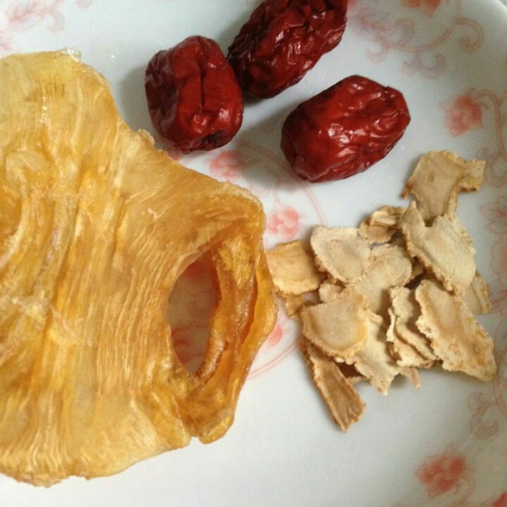 排骨炖鱼胶