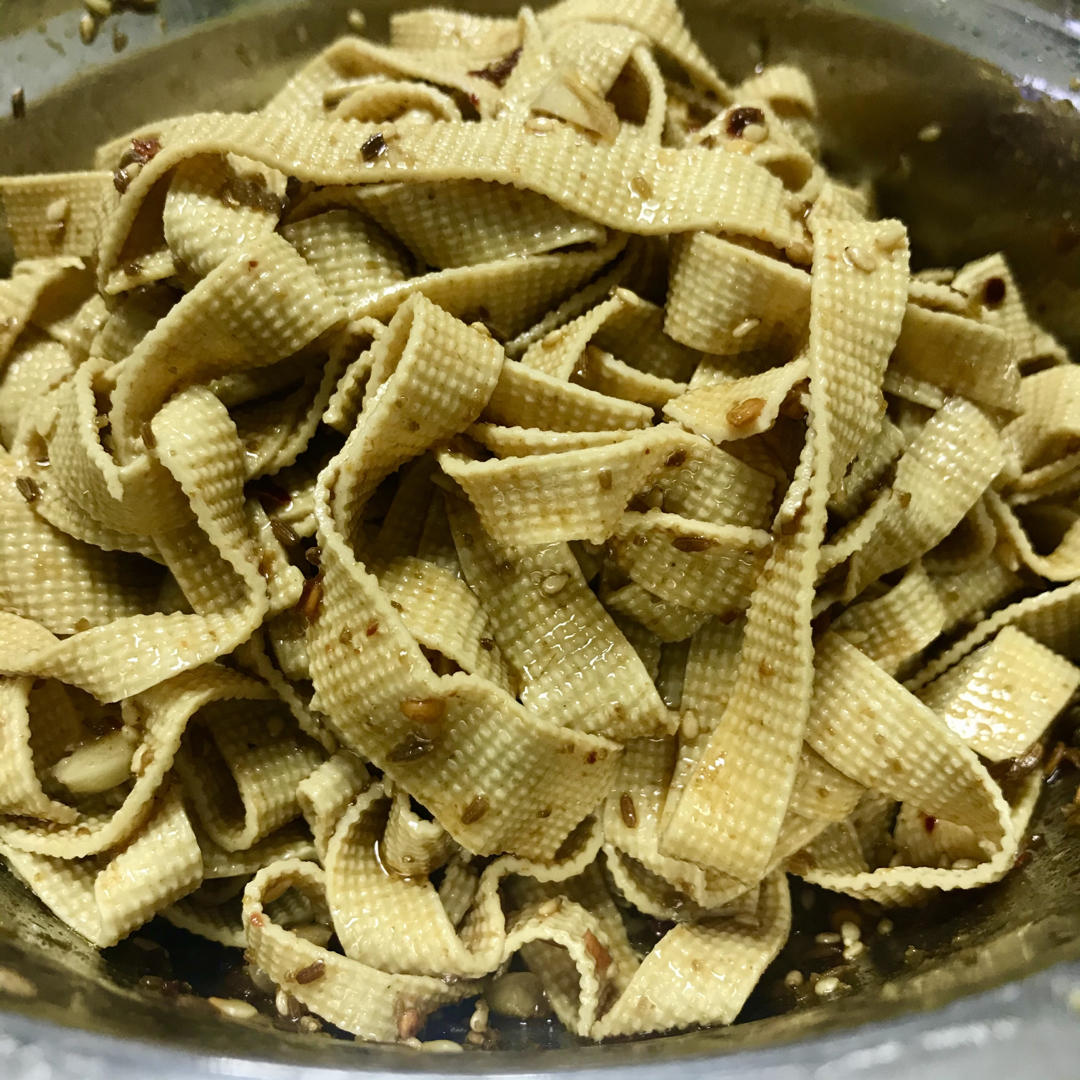 比辣条好吃百倍香辣孜然豆皮
