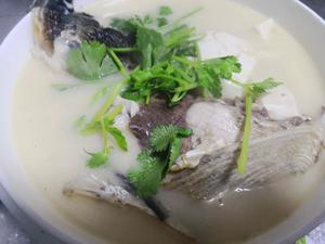 超级简单的鱼头汤的做法 步骤7