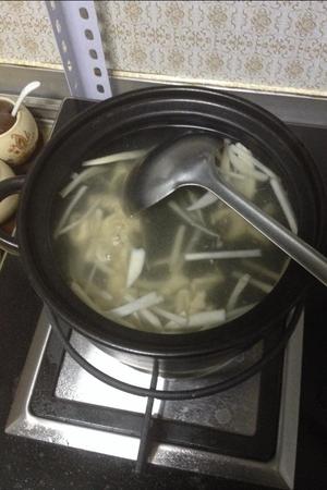 酸辣白菇鸡丝汤的做法 步骤1