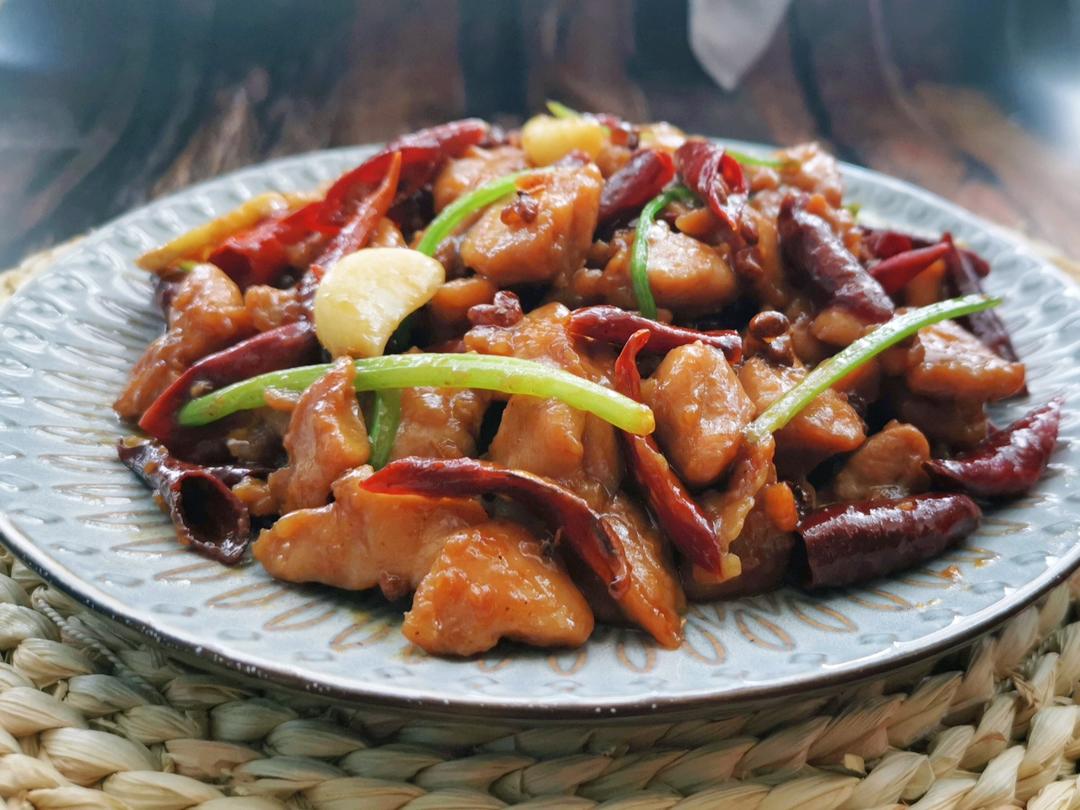 鸡胸吃法之六：
甜甜辣辣沪版辣子鸡丁（鸡大胸）