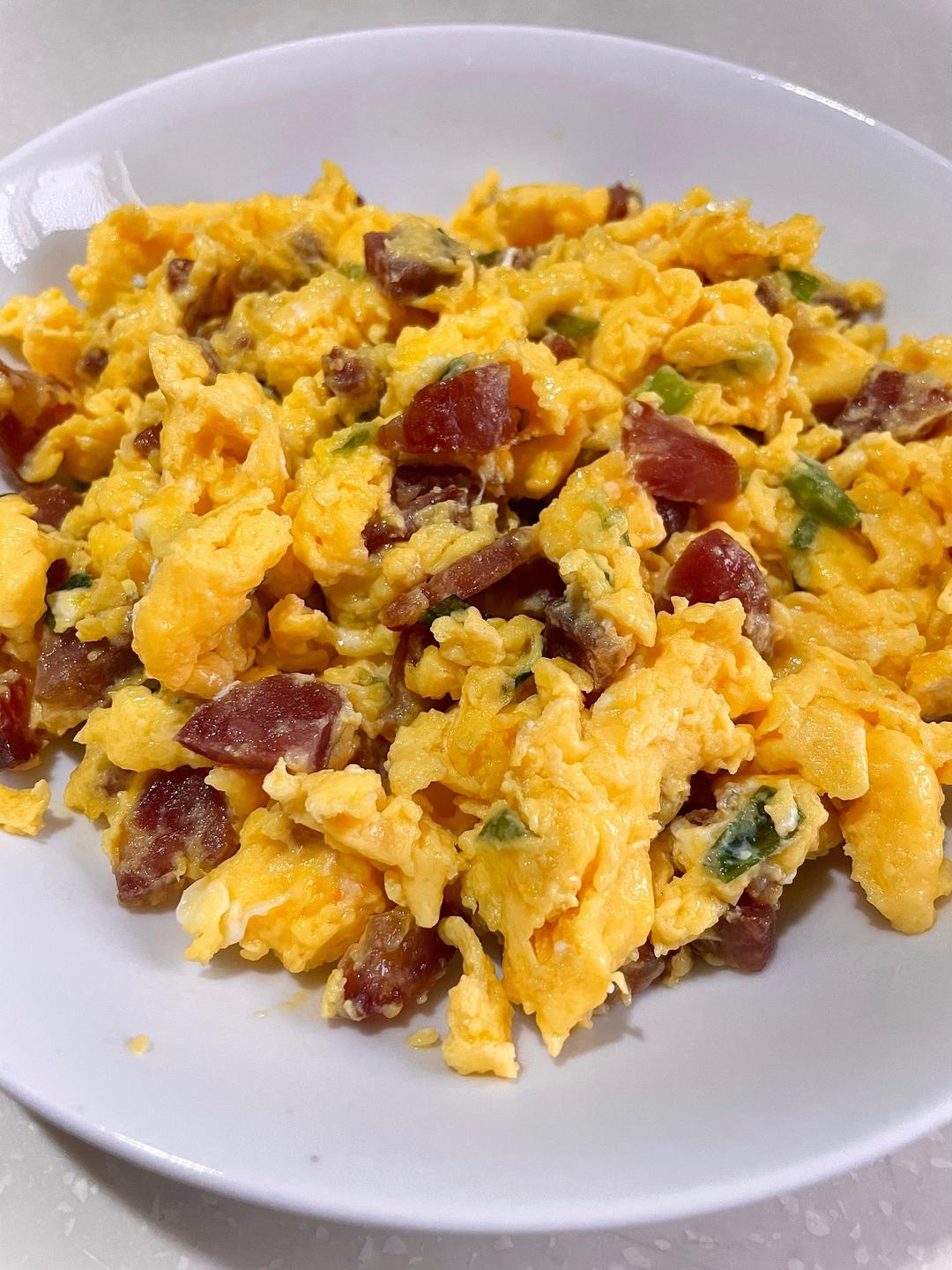 简单下饭菜鸡蛋炒香肠——中式一日三餐(七十六)的做法