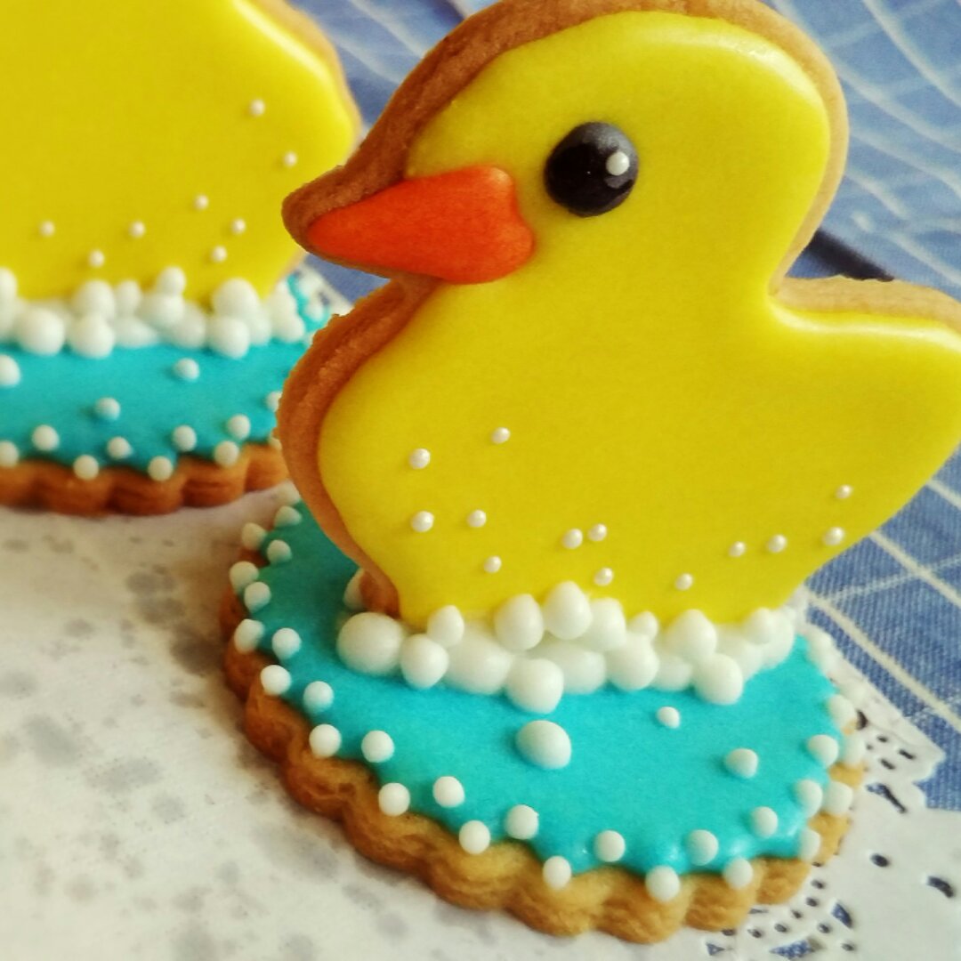 蛋糕和巧克力做的立体小鸭子糖霜饼干