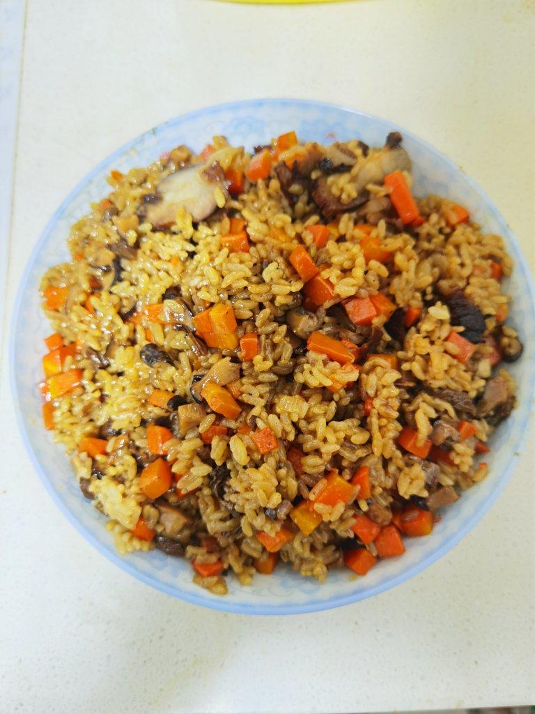 酱油肉香菇焖饭