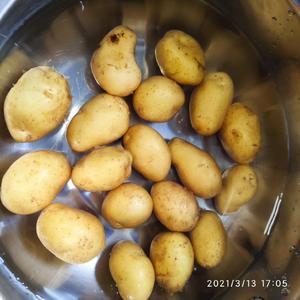 家常椒盐小土豆的做法 步骤1