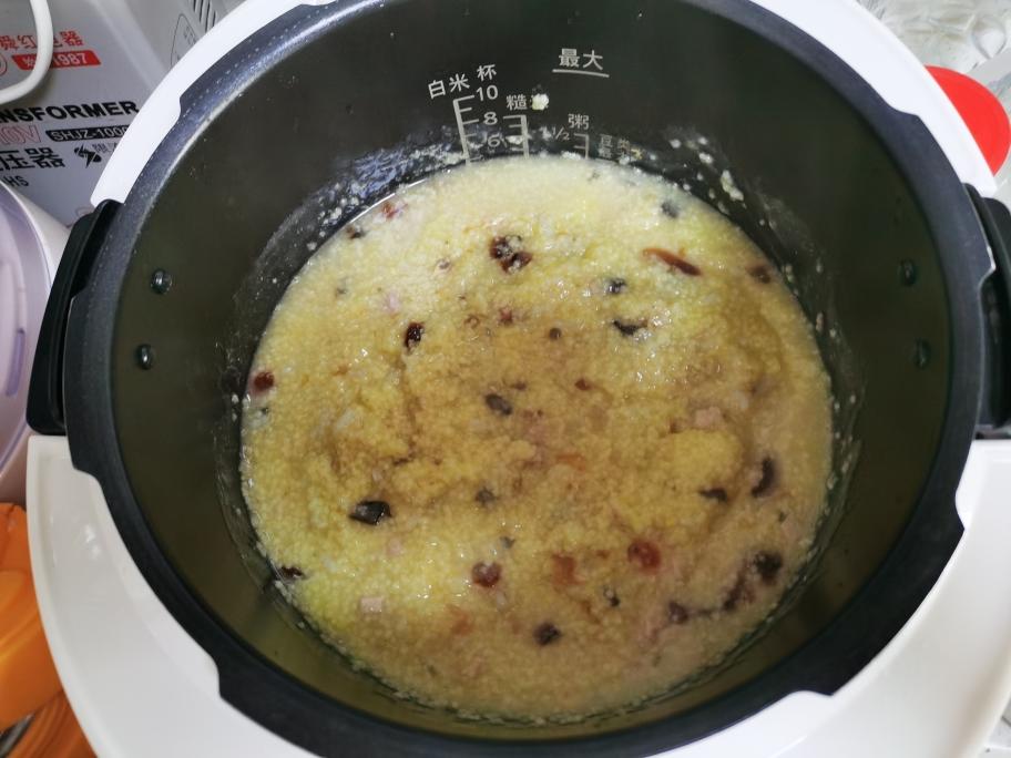 皮蛋瘦肉小米粥2021-09-01的做法