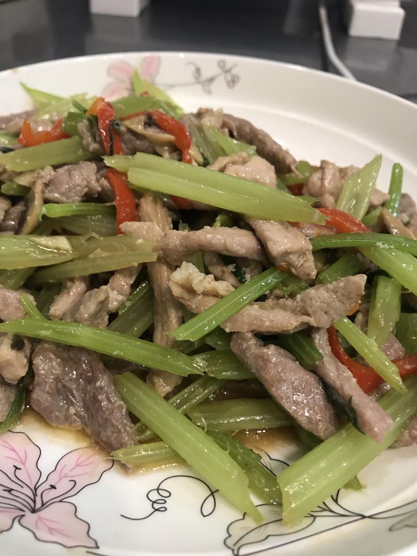 芹菜炒肉的新方法（这样炒出来的芹菜脆，肉丝嫩滑）
