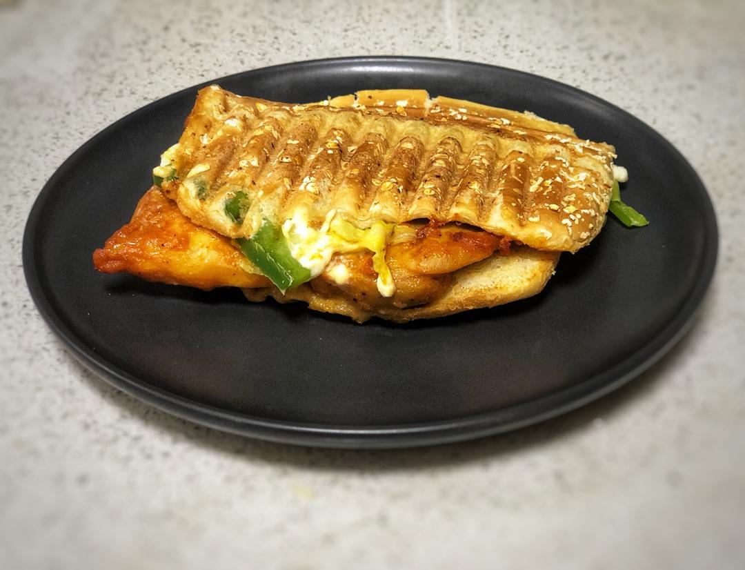 培根鸡蛋芝士热压三明治