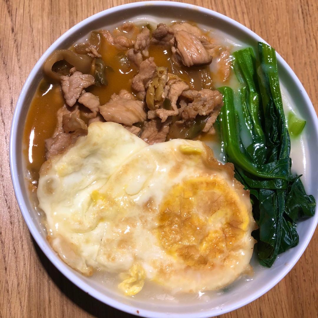 教你在家也可以做的榨菜肉丝面，香辣开胃，面条好吃到连汤都不剩