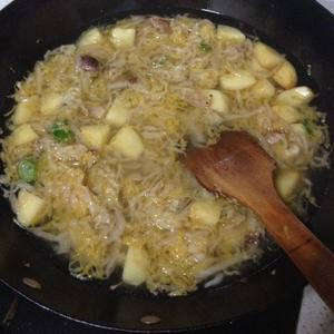 酸菜炖土豆的做法 步骤4