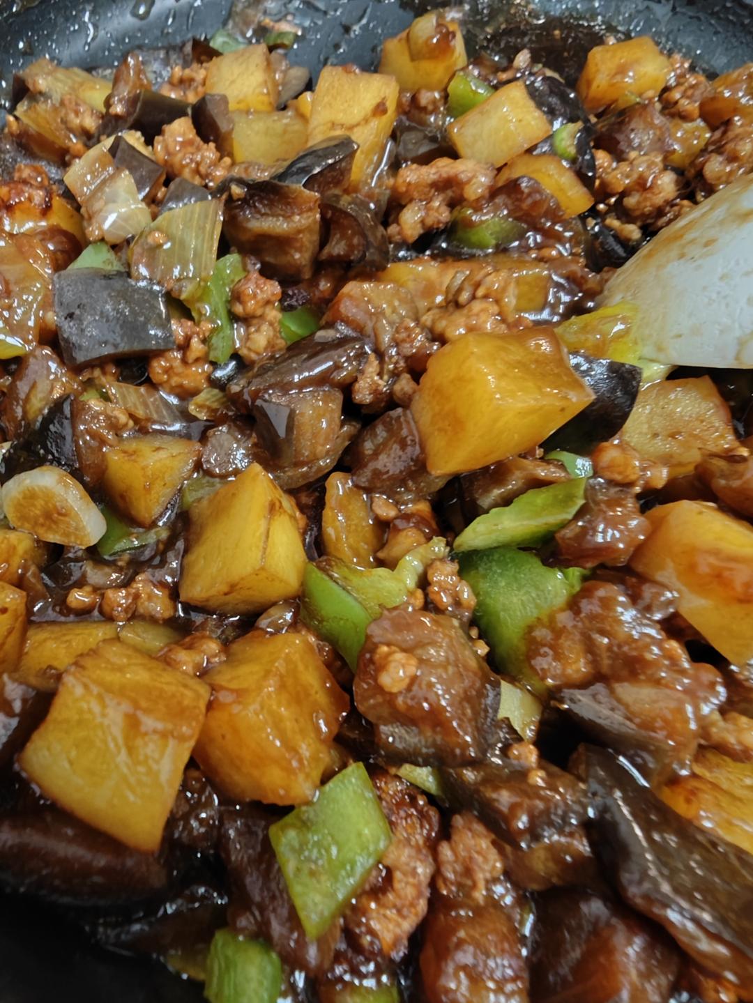 土豆茄子肉末盖浇饭