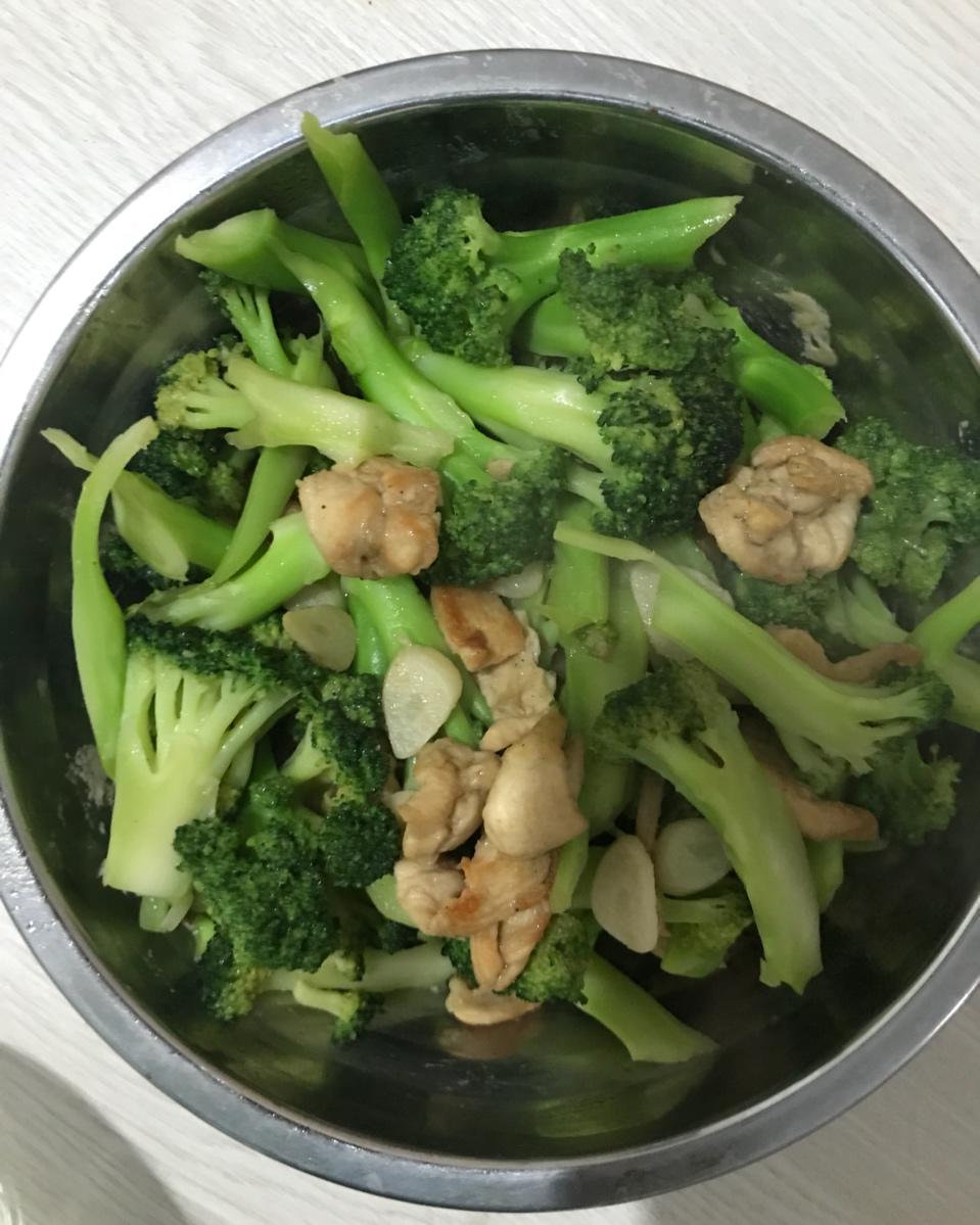鸡胸肉炒西兰花