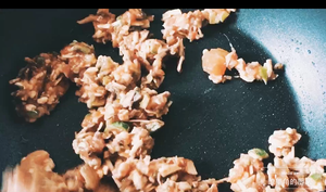 芦笋虾仁肉糜烘蛋【视频】「瞭望角的厨房」的做法 步骤3