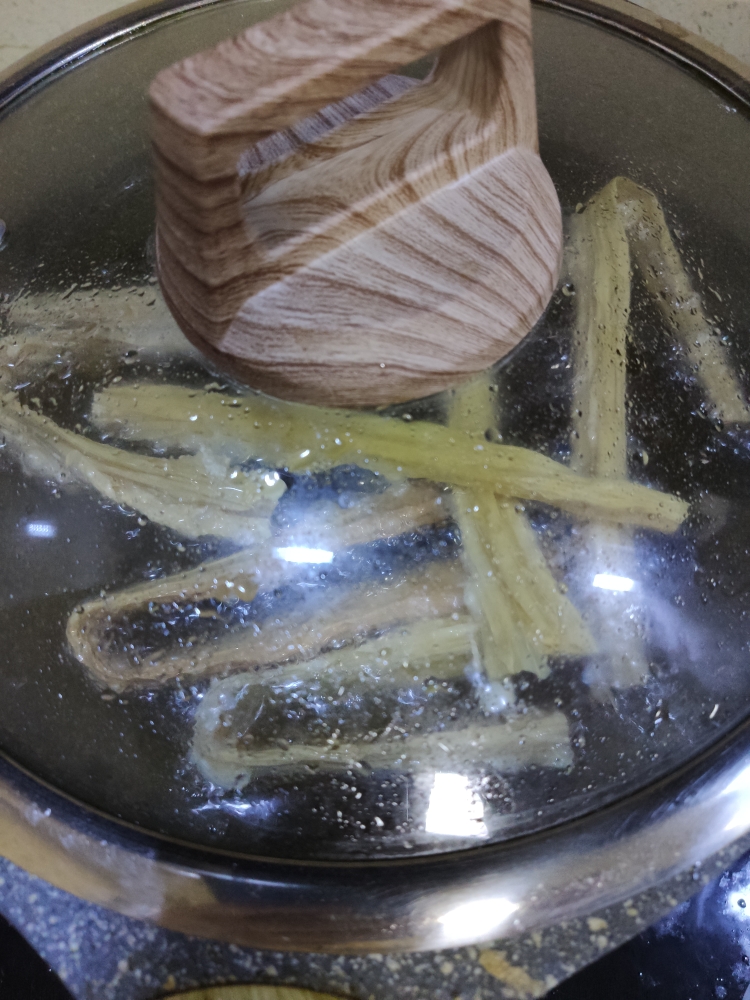 广式柱候酱炖牛腩(萝卜，炸腐竹)的做法 步骤8