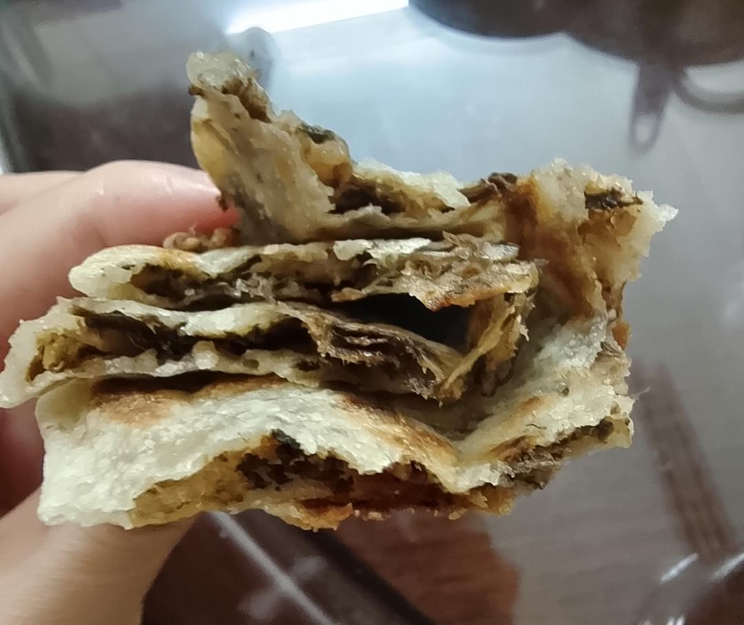 我做梅干菜肉饼最拿手，一口平底锅，不用油，饼又薄又脆肉香四溢