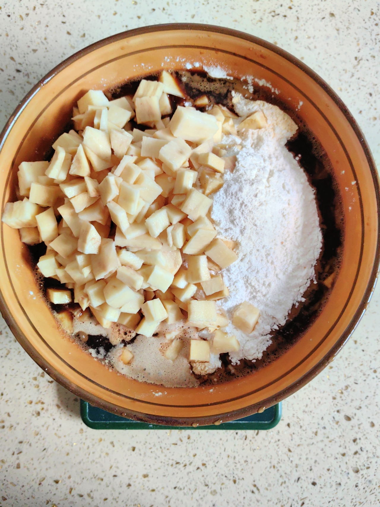 无需发酵，不用揉面，全程只要搅一搅就可以做的：红糖红薯红枣开花发糕的做法 步骤4