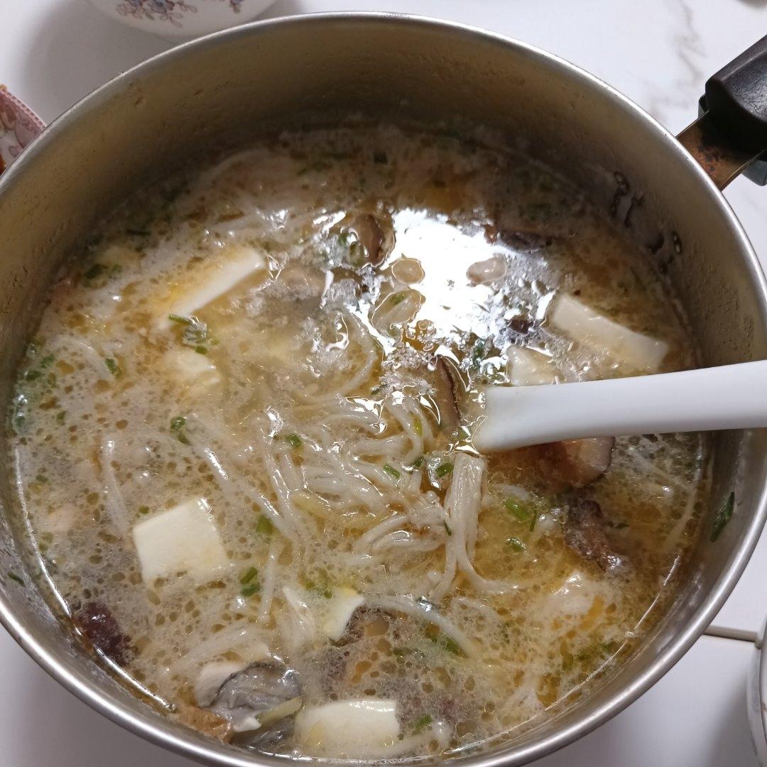 牡蛎菌菇豆腐汤