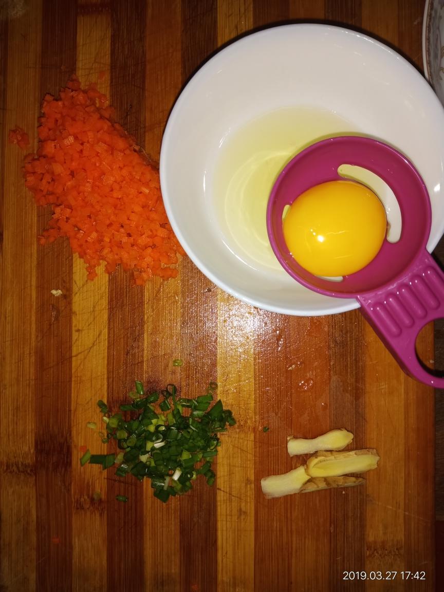 咸蛋黄蒸肉饼的做法 步骤1