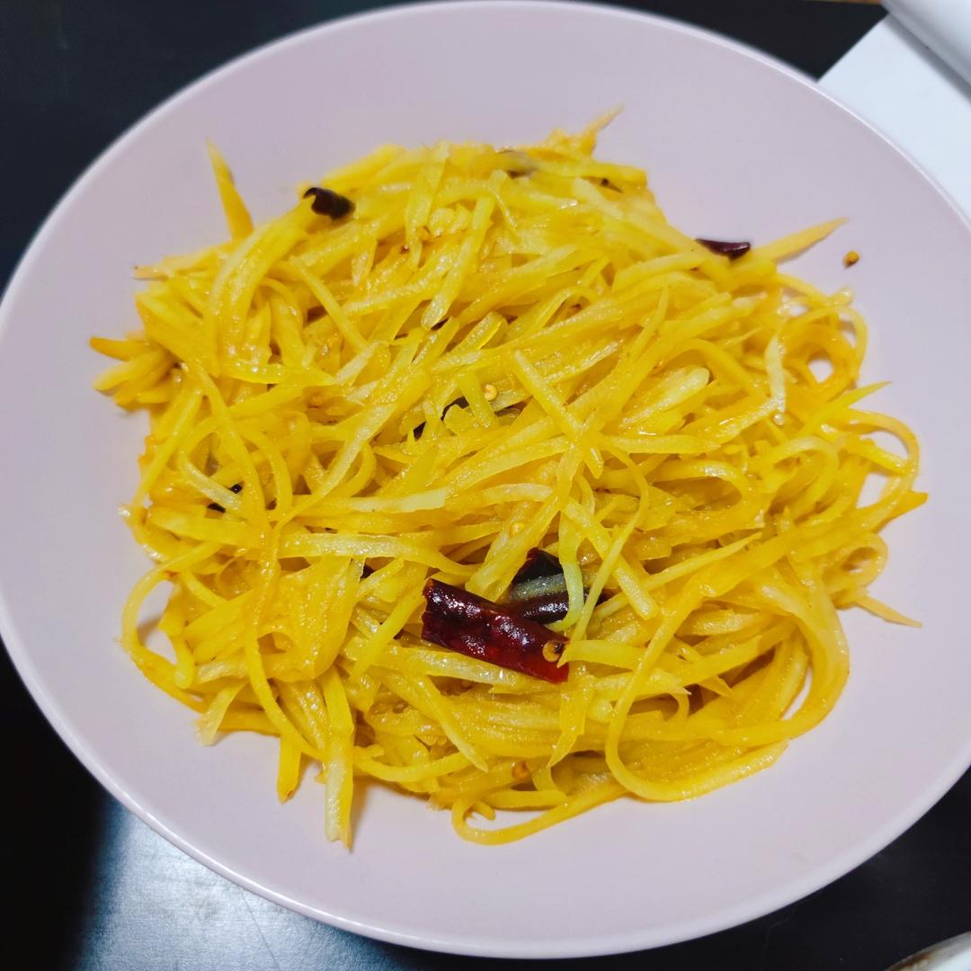 酸辣土豆丝的正宗做法，学会这三个技巧，土豆丝脆爽又下饭