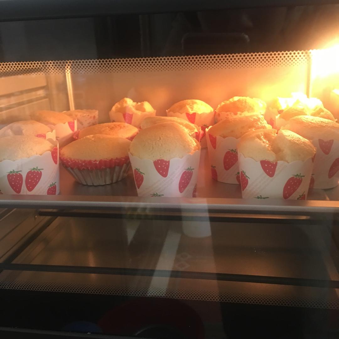 软绵绵戚风纸杯蛋糕