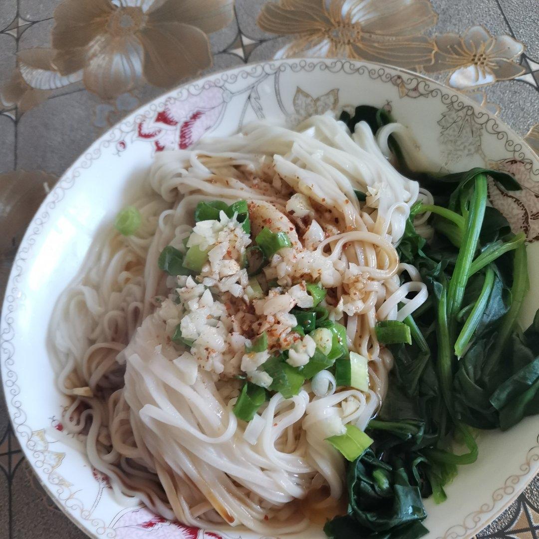 十分钟就能吃上的超简单油泼面