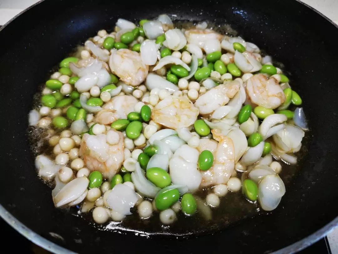 一道冷热皆美味的—毛豆鸡头米烩百合虾仁的做法 步骤7